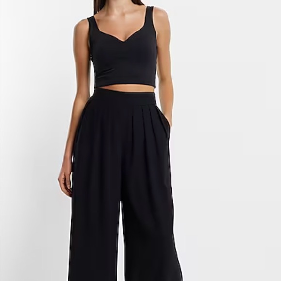 Express Body Contour High Compression Sweetheart Neckline Cropped Tank - Picture 2 of 5